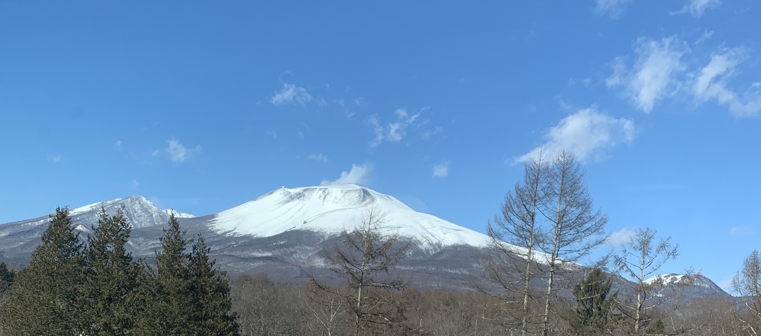 撮影前の風景、晴れ渡った空に雪化粧の浅間山、この取材成功を祈って