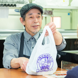 地元のお客様の喜ぶ顔が見られるのが嬉しい