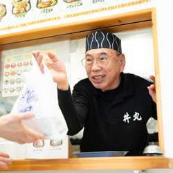 お刺身とお客様のおかげで、元気いっぱい!