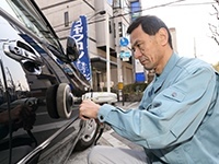 中型自動車を1人で1日2台施工すると収益は6万3000円。1日3台施工される方もいます!