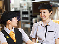 世界共通の教材やトレーニングプログラムで店舗運営やマネジメントのノウハウを習得。