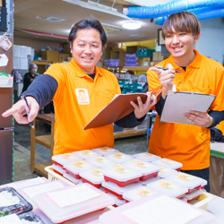 完全調理済みの食材を盛り付けて配達。