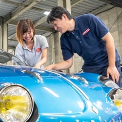 ヴィンテージカーに囲まれながらリペア!