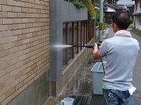 洗浄工事後、ビカンスーパーコートによるガラスコート吹き付け施工中です