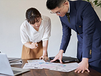 チラシや封筒などの営業ツールは無料で提供。エージェント同士の情報共有も可能です。