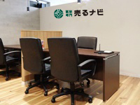 スタイリッシュかつ快適な空間を演出する内装デザイン。お客様が入りやすい店舗です。