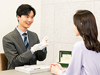 お客様との信頼を第一にする、丁寧な接客。