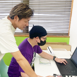 利用者数70名で年間総収入2億7000万円。