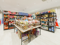 お菓子から日用品まで魅力的な商品が並ぶ店内。コストコ商品は絶大な集客力を持ちます