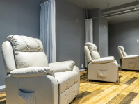 小さな店舗面積で開業すれば、家賃だけでなく光熱水費などのコストを抑えられます。