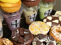 夜ドーナツのテイクアウト専門店！観光地の思い出作りのため多くのお客様が訪れます。