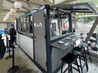 こちらはプレハブ型店舗。開業立地やオーナーの意向に合わせた店舗スタイルを実現！