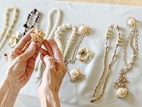 家に眠っている貴金属やアクセサリーを現金化！お客様にも喜ばれる事業です。