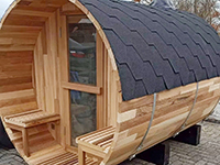 本物の薪をくべて火を起こす薪式バレルサウナ。セルフロウリュも可能です。
