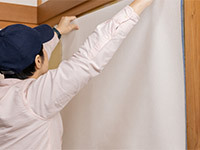 賃貸住宅で、入居時の状態に戻すための壁紙の張り替え、床の修理などを行う原状回復。