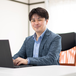 会社員時代から様々な副業を経験し独立。