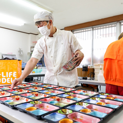 初月5200食から、3年で月9000食に拡大。