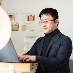 会社員の収入だけでは将来に不安を感じ、