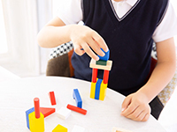 前頭前野を刺激するトレーニングなど、脳科学を取り入れたプログラムを実施しています