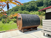信濃の木々と、職人の手仕事から生まれるオリジナルのバレルサウナ。