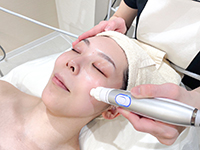 専用機材の使い方はもちろん、接客や経営ノウハウまで丁寧に教えていきます。