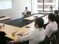 説明会は随時ショールームで実施中/お気軽にご連絡お待ちしています。