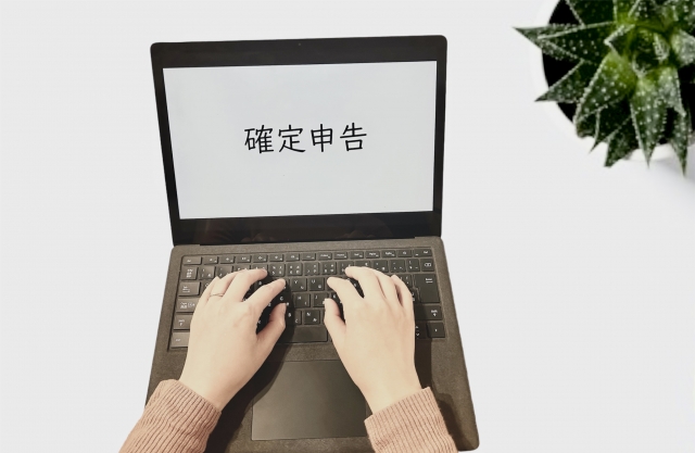 副業をしている会社員の年末調整方法！対象の判断基準と確定申告の仕方を解説